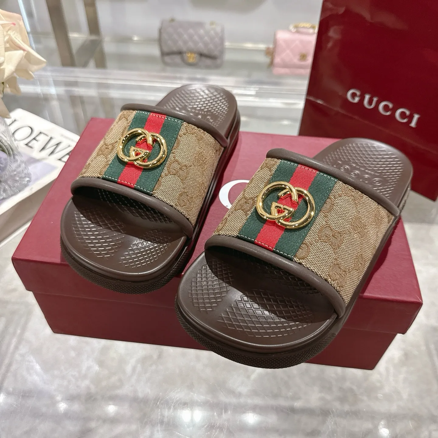 Men's Men's Shoes 💰440🌸🌸New Summer Men's Slip-On Slides This item is inspired by the summer spirit and beach clubs of the Italian coast and is part of Gucci Lido. The Pre-Fall collection reinterprets the brand's signature elements and sophisticated patterns in a contemporary way. Made from black rubber, these flat sandals feature a slip-on design that reinterprets the brand's distinctive green and red web design.  GG Classic Upper Men's Molded Rubber Footbed GG Gold Hardware Logo Flat Made in Italy Size: Men's 40 to 47,